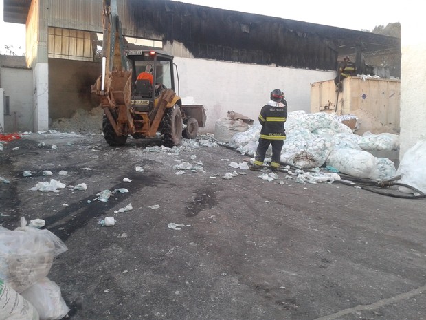 Fogo destruiu parte da empresa (Foto: Carolina Paes/G1)