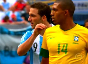 Higuaín e Juan Jesus no lance que discutiram (Foto: Reprodução TV Globo)