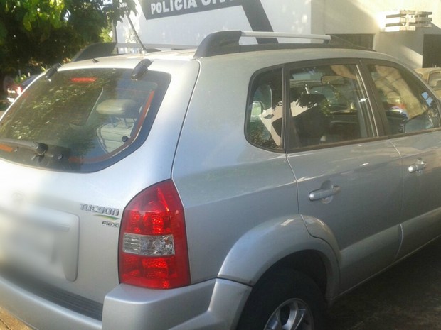 Carro roubado em Brasília seria vendido no Paraguai (Foto: Osvaldo Nóbrega/ TV Morena)