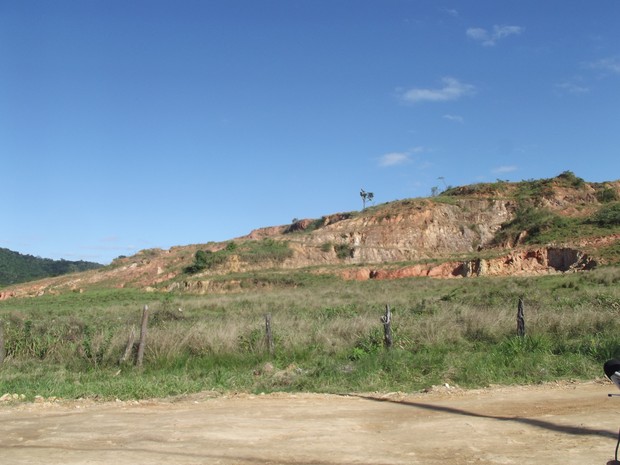 Morro onde a criança foi assassinada com requinte de crueldade (Foto: Heitor Moreira)