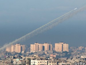 Foguete disparado de Gaza é observado da cidade israelense de Sderot, próxima à fronteira (Foto: BBC)