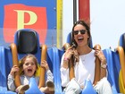 Alessandra Ambrósio se diverte com a filha em parque de diversões