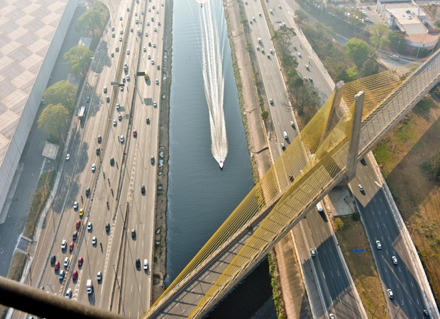 Barco vence carro em corrida na Marginal Tietê, em São Paulo - Época  Negócios