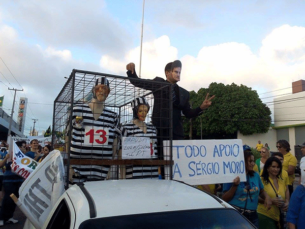 Homem usa terno e grava para representar juiz Sérgio Moro em Natal (Foto: Renato Vasconcelos/G1)