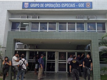 Detidos estão sendo levados para sede do GOE, no Cordeiro (Foto: Ronan Tardin / TV Globo)