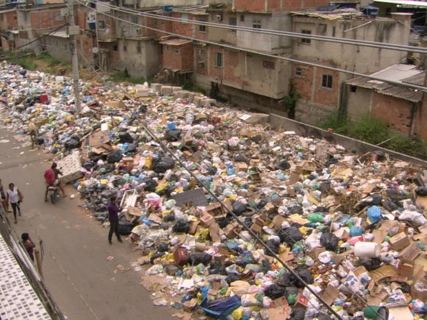 Gardênia Azul, na Zona Oeste, tem 'lixão' no meio da rua (Foto: Reprodução/TV Globo)