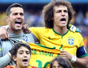 Julio Cesar e David Luiz com a camisa do Neymar na hora do hino (Foto: Jefferson Bernardes / VIPCOMM)