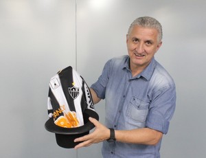 Eduardo Maluf tira camisa do Atlético-MG de dentro da cartola (Foto: Maurício Paulucci / Globoesporte.com)