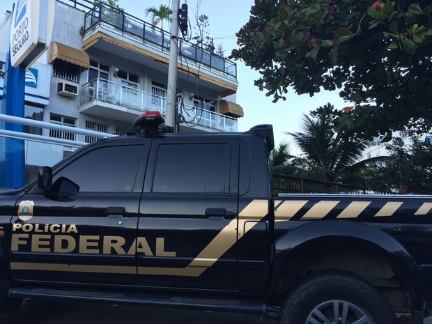 Agentes da Pf chegam em condomínio na Barra da Tijuca (Foto: Pedro Figueiredo/TV Globo)
