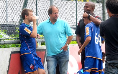 Carlos Noval, diretor executivo das categorias de base, com o time de juniores do Flamengo (Foto: Janir Junior / GLOBOESPORTE.COM) Carlos Noval, diretor executivo das categorias de base, com o time de juniores do Flamengo (Foto: Janir Junior / GLOBOESPORTE.COM)
