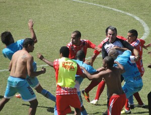 Batatais e Marília briga 2 (Foto: Fernando Machado)