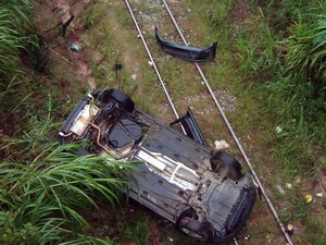 carro veículo ponte Oliveira MG  acidente capotamento (Foto: Marcelo Praxedes/Rádio Sociedade)