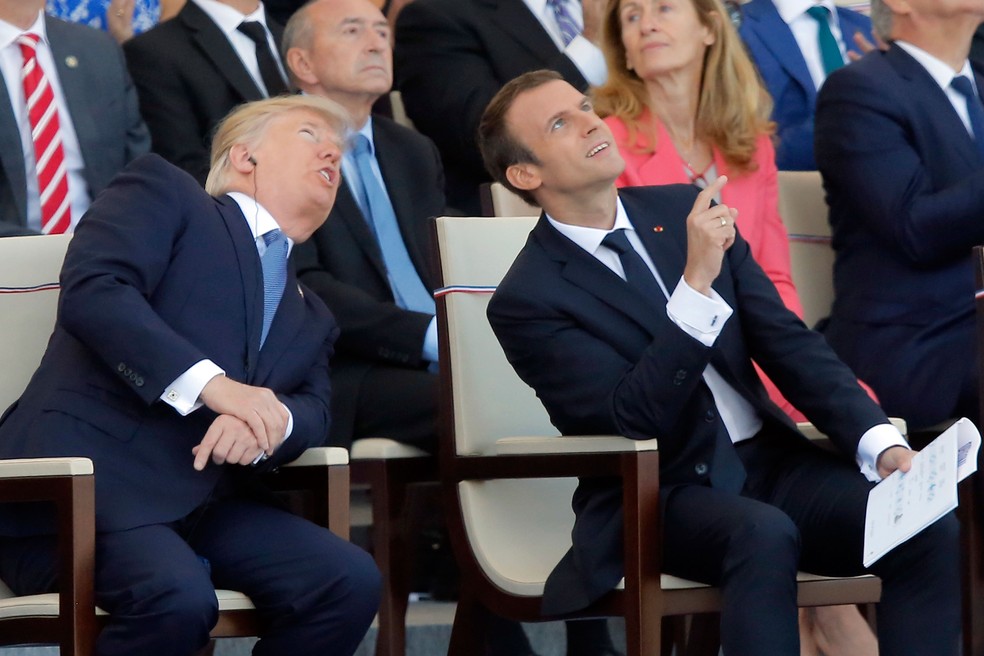 Presidentes Emmanuel Macron (França) e Donald Trump (EUA) participam de tradicional desfile militar na Avenida Champs Élysées, em Paris, nesta sexta-feira (14)  (Foto: Michel Euler/ AP)