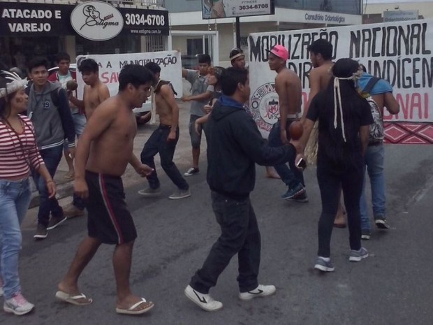 Índios realizaram manifestação na sede da Funai em São José, na Grande Florianópolis (Foto: Alcir Mongconam/Divulgação)