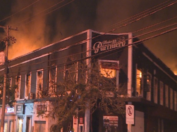 Incêndio destruiu restaurante em Porto Alegre (Foto: RBS TV/Reprodução)