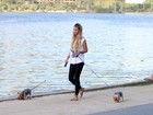 Yasmin Brunet passeia com cachorros na beira da Lagoa