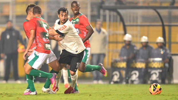 Douglas, Corinthians e Portuguesa (Foto: Marcos Ribolli)