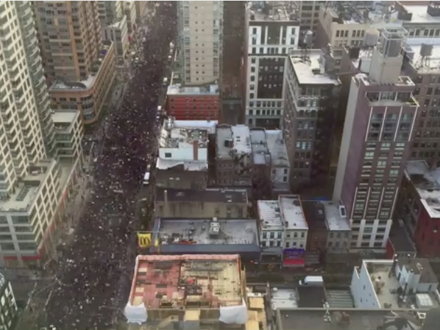 Vídeo mostra movimentação de protesto em Nova York neste sábado (13). (Foto: Reprodução)