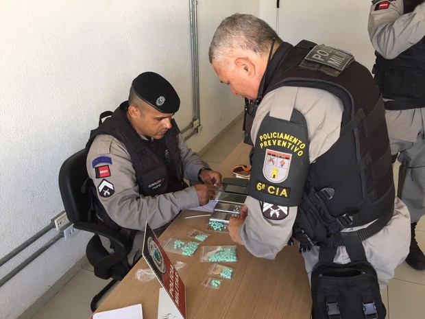 Cerca de 375 comprimidos de ectasy foram apreendidos pela Polícia Militar (Foto: Walter Paparazzo/G1)