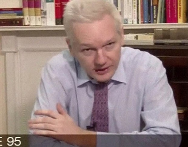 O fundador do WikiLeaks, Julian Assange, durante videoconferência na ONU nesta quarta-feira (26) (Foto: AFP)