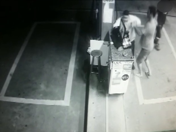Frentista foi agredido por cliente em Pouso Alegre (Foto: Reprodução EPTV) Frentista foi agredido por cliente em Pouso Alegre (Foto: Reprodução EPTV)