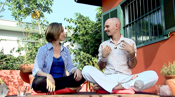 Edlaine Garcia conversa com o terapeuta Alexandre Palo sobre meditação (Foto: reprodução EPTV)