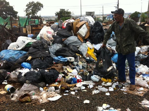 José Avelar mostra lixo doméstico misturado junto com a coleta seletiva (Foto: Isabella Formiga/G1 DF)