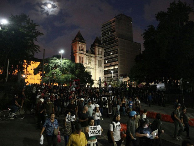 Manifestantes ocupam o Largo São Bento (Foto: Marcelo Brandt/G1)