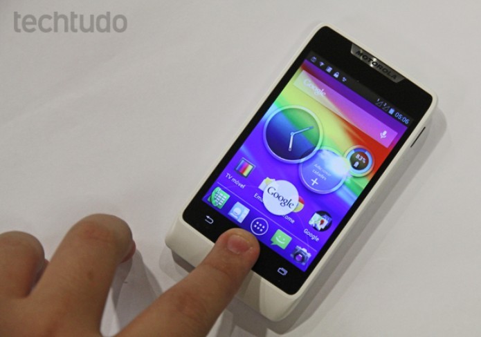 Razr D1 vem com Google Now, assistente pessoal inteligente (Foto: Marlon Câmara/TechTudo) Razr D1 vem com Google Now, assistente pessoal inteligente (Foto: Marlon Câmara/TechTudo)