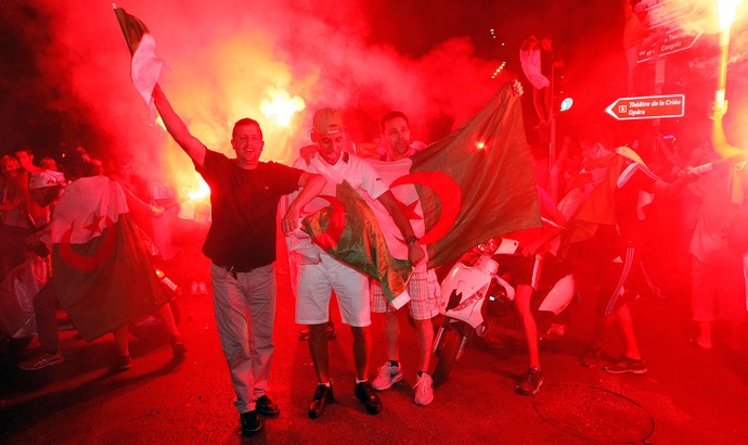 festa de argelinos nas ruas da França (Foto: AP)