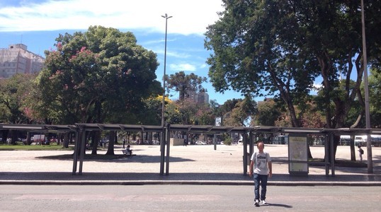 Poucas pessoas circulam pela Praça Rui Barbosa, no Centro de Curitiba, nesta segunda-feira (26)