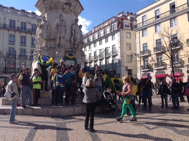 Manifestantes concentram-se em ponto turístico de Lisboa em protesto contra a corrupção e o governo, neste domingo (15) (Foto: André Luiz Azevedo/G1)