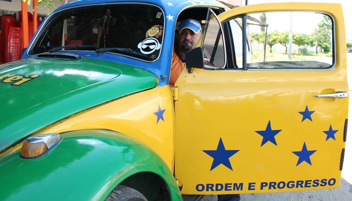 Juciano e seu fusca verde e amarelo (Foto: Henrique Almeida)