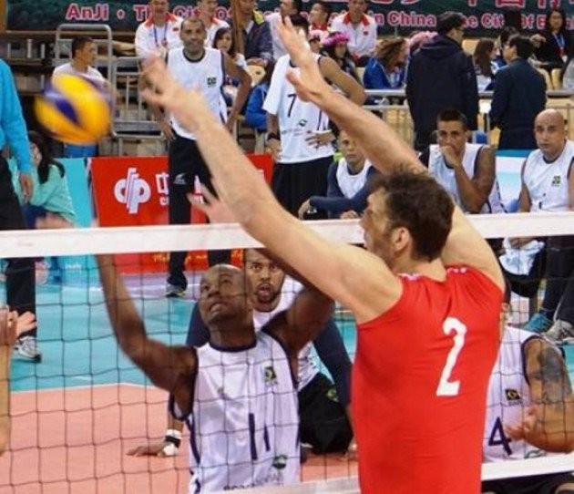 Paralímpiada: astro do vôlei sentado tem 2,46m e é um dos homens mais altos  do mundo