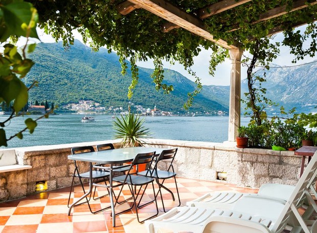 O terraço amplo dá um charme ao ambiente e torna a casa uma das mais cobiçadas no Airbnb (Foto: Airbnb/ Reprodução)