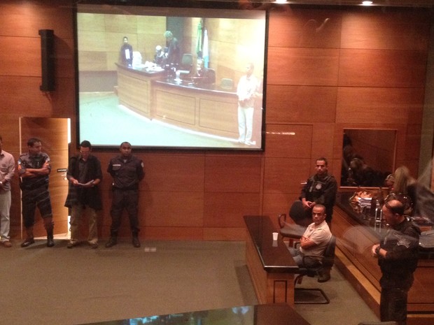 Beira-Mar escuta a sentença lida pelo juiz (Foto: Lívia Torres/G1)