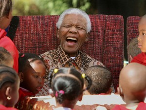 Em julho de 2007 Nelson Mandela comemorou 89 anos ao lado de crianças em Joanesburgo.  (Foto: Denis Farrell/AP)