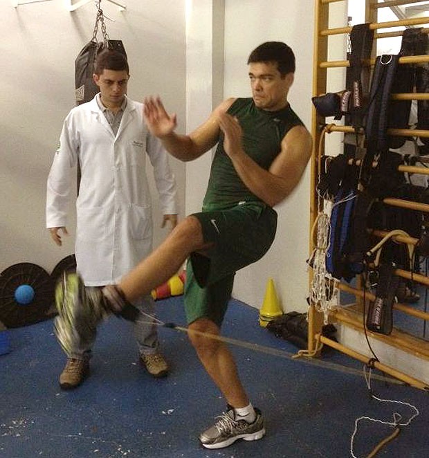 Lyoto Machida fazendo fisioterapia (Foto: Reprodução / Twitter)