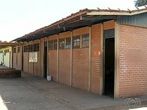 Escola atingida por veneno jogado de avião está fechada, em Rio Verde, Goiás (Foto: Reprodução/ TV Anhanguera)