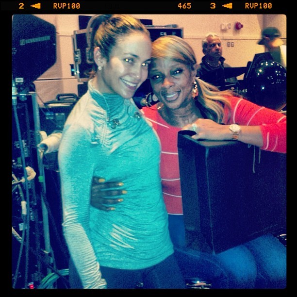 Mary J. Blige e Jennifer Lopez em ensaio para show beneficente em Londres, na Inglaterra (Foto: Instagram/ Reprodução)