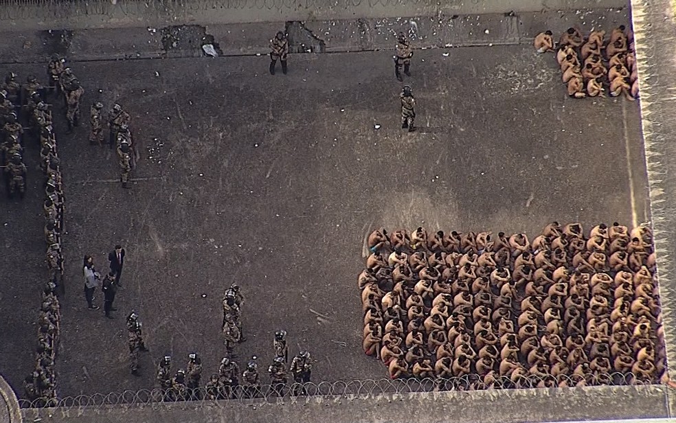 Polícia participa de operação em Ceresp, em Belo Horizonte. (Foto: Reprodução/TV Globo)