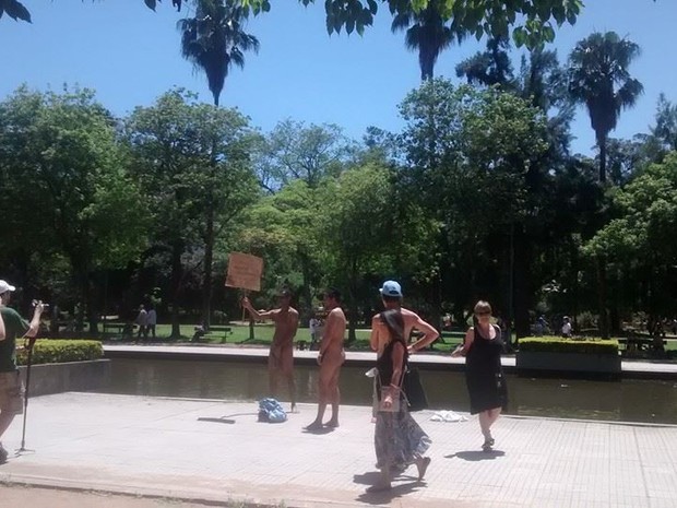 Homens pelados foram flagrados no Parque da Redenção em Porto Alegre (Foto: Arquivo Pessoal)