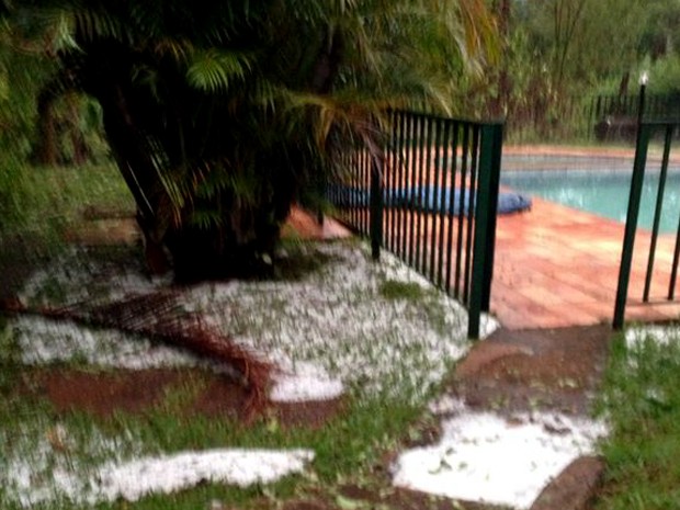 Granizo caiu em sítio na Região Metropolitana de Belo Horizonte (Foto: Dea Maria de Melo / Arquivo Pessoal)