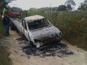 carro carbonizado localizado em Garanhuns, no Agreste de Pernambuco (Foto: Elane Andreza/ TV Asa Branca)