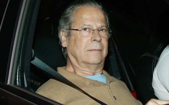 O ex-ministro José Dirceu chega em sua nova residência em Brasilia (Foto: Igor Estrela/FramePhoto/Folhapress) O ex-ministro José Dirceu chega em sua nova residência em Brasilia (Foto: Igor Estrela/FramePhoto/Folhapress)