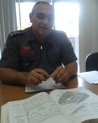 Major Turato, dos Bombeiro, diz que não recebeu projeto técnico sobre prevenção a incêndios do Itaquerão (Foto: Tahiane Stochero)