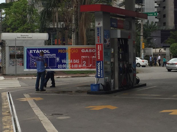 Posto de combustível trocava os preços até do álcool no inicio da tarde desta quarta-feira (30) (Foto: G1)