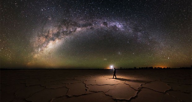  O fotógrafo australiano Michael Goh capturou uma série de imagens do céu noturno de seu país, usando a técnica de longa exposição. É o caso desta foto no Parque Nacional de Nambung, no oeste da Austrália (Foto: Michael Goh/REX/Shutterstock)