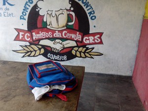 Criança foi deixada dentro da mochila em cima de mesa de sinuca de bar (Foto: Tatiana Santiago/G1)