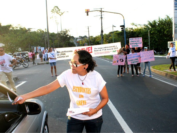 Professores e alunos organizaram manifestação pelo Dia de Luta pela Priorização e Valorização da Carreira Docente (Foto: Marcos Dantas / G1)